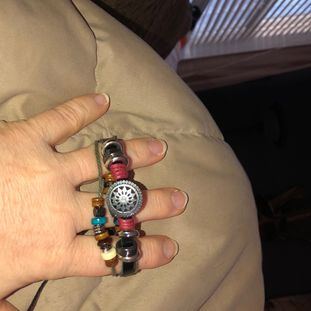 Beautiful beaded pull adjustable bracelet - Picture 2 of 4